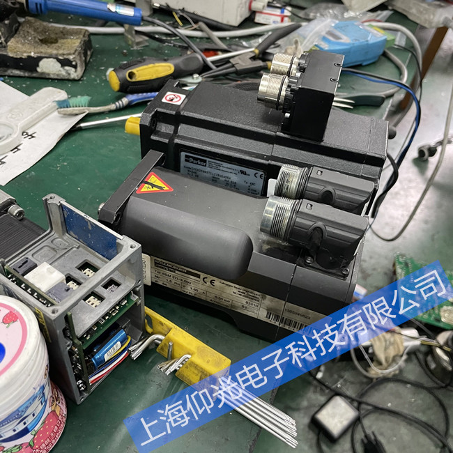 ¿Æ¶ûĦ¸ùËÅ·þµç»úÔËÐÐÖÐÒìÏìάÐ޵绰